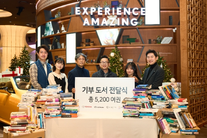 한국토요타자동차는 커넥트투에서 ‘도서기부 캠페인’을 통해 모인 5200여권의 도서를 사단법인 ‘땡스기브’에 기증했다고 23일 밝혔다. 사진은 기증식 이후 관계자들이 기념촬영을 하고 있는 모습., (왼쪽부터) 커넥트투 김연섭 헤드커넥터, 땡스기브 최하늘 간사, 커넥트투 정충기 대표, 이음진로작은도서관 이재형 부관장, 땡스기브 박예은 간사, 한국토요타자동차 이병진 상무. (사진 = 한국토요타자동차 제공)