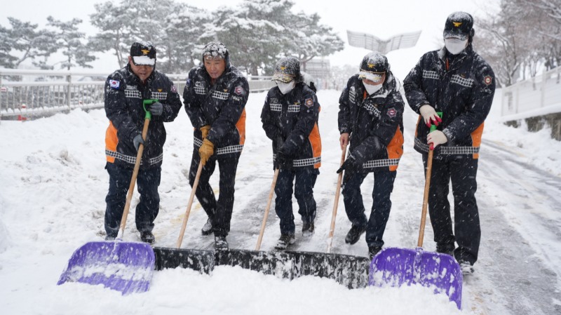 광주소방관들이 제설작업을 하고 있다 (사진제공 = 광주광역시)