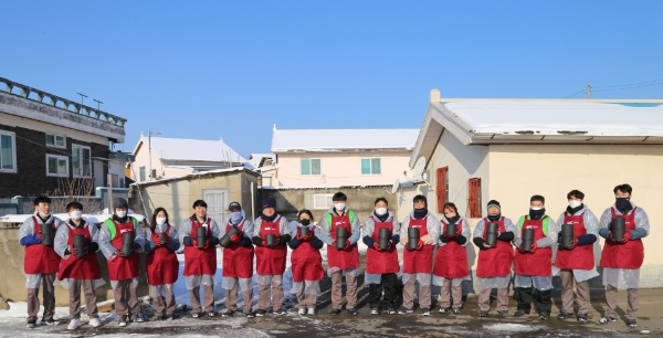 지난 20일 열린 따뜻한 겨울나기 난방비 후원 기념촬영 모습 (사진제공 = 군산시)