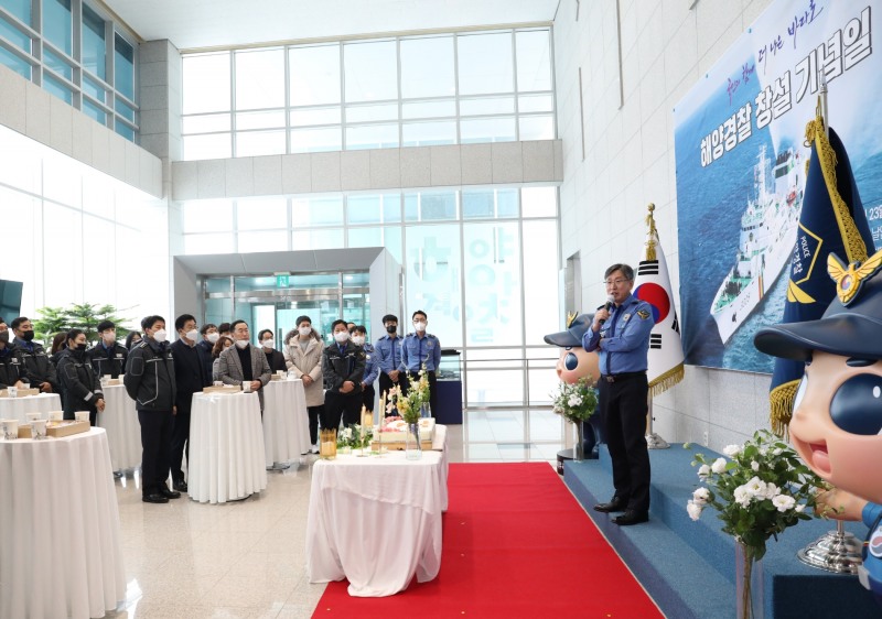 김종욱 서해지방해양경찰청장이 23일 청사 1층 로비에서 열린 제69주년 해양경찰 창설 기념일 행사에서 기념사를 하고 있다 (사진제공 = 서해지방해양경찰청)