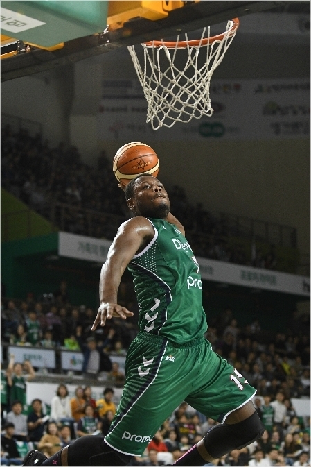 DB 시절 디온테 버튼