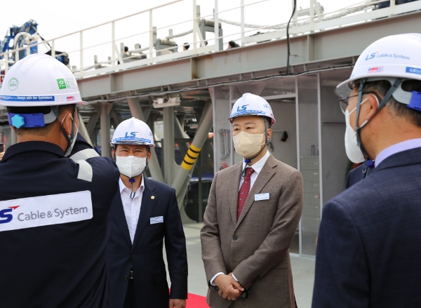 구자은 LS그룹 회장이 21일 LS전선 해저케이블 공장이 있는 강원도 동해항을 찾아 현장을 둘러보고 있다. / 연합뉴스