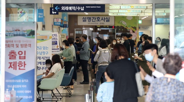 지난 2020년 9월9일 오전 서울 종로구 서울대학교병원에서 환자와 보호자들이 진료를 기다리고 있다.(뉴시스)