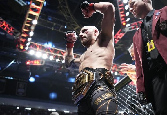 올해의 파이터로 뽑힌 페더급 챔피언 볼카노프스키(사진=UFC)