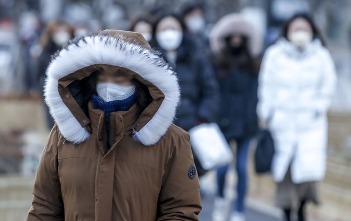 한파가 이어지고 있는 지난 20일 오전 서울 종로구 광화문네거리 인근에서 두꺼운 옷차림을 한 시민들이 이동하고 있다.