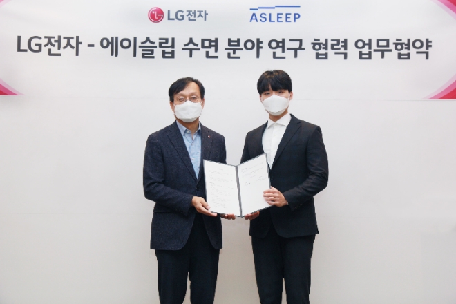 LG전자는 지난 23일 서울 금천구에 위치한 LG전자 가산R&D캠퍼스에서 LG전자 H&A연구센터장 오세기 부사장, 에이슬립 이동헌 대표 등이 참석한 가운데 ‘수면 분야 연구 협력’을 위한 업무협약(MOU)을 체결했다고 26일 밝혔다. 사진은 오 부사장(왼쪽)과 이 대표가 MOU 체결 이후 기념촬영을 하는 모습. (사진 = LG전자 제공)