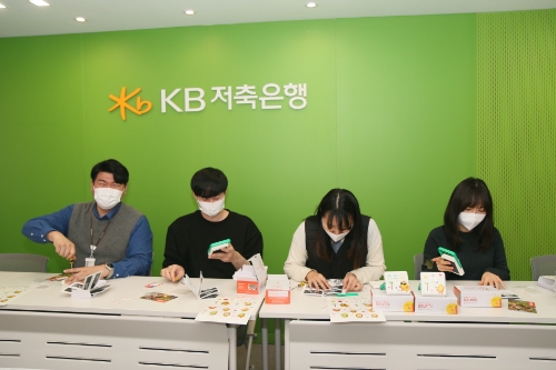 태양광 랜턴을 제작중인 KB저축은행 직원 사진 / 사진 제공 = KB저축은행