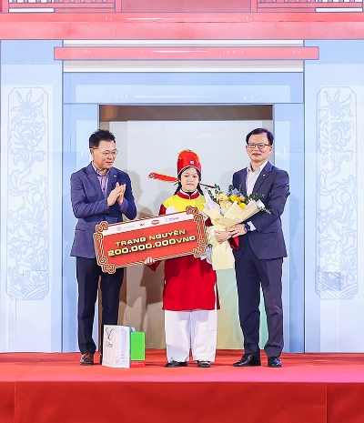 지난 24일(현지시각) 베트남 현지에서 방영된 '베트남 장학퀴즈쇼' 결승 시상식에서 (왼쪽부터)대상 베트남 곽영섭 대표, 우승자 응우옌 밍 차우, 대상 득비엣 조남일 대표가 기념촬영을 하고 있다. / 사진 제공 = 대상그룹