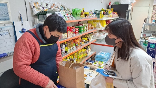 지역 주민이 일상생활과 밀접한 지역상점을 찾아가, 복지 사각지대 발굴 지원사업을 소개하고 도움이 필요한 이웃 발견 시 연락을 요청하고 있다. / 사진 제공 = 사랑의열매