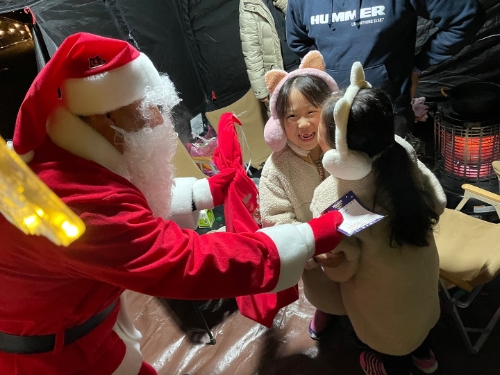 쌍용자동차가 충북 제천시에 위치한 ‘쌍용어드벤처 오토캠핑빌리지’에서 지난 24~25일 양일간 ‘2022 크리스마스 미라클 캠프’를 개최했다고 26일 밝혔다. 일일산타로 변신한 행사 운영팀 직원들이 렉스턴스포츠 칸을 타고 각 텐트를 순회하며 아이들에게 깜짝 선물을 전달하고 있다. / 사진 제공 = 쌍용자동차