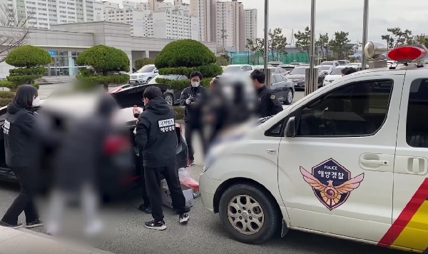 차량을 수색하고 있는 목포해경의 모습 (사진제공 = 목포해양경찰서)