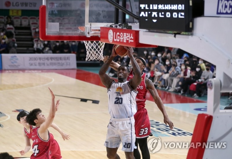 (창원=연합뉴스) 26일 경남 창원체육관에서 열린 '2022-2023 SKT 에이닷 프로농구 정규리그' 창원 LG 세이커스와 전주 KCC 이지스 경기. KCC 라건아가 슛하고 있다.