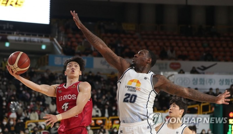 (창원=연합뉴스) 26일 경남 창원체육관에서 열린 '2022-2023 SKT 에이닷 프로농구 정규리그' 창원 LG 세이커스와 전주 KCC 이지스 경기. LG 이재도가 슛하고 있다.