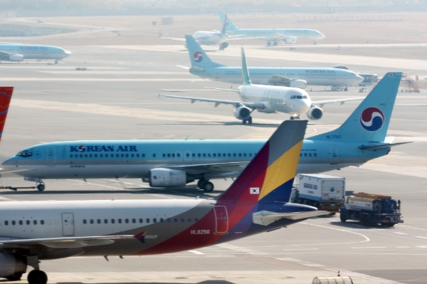김포공항에 계류 중인 대한항공과 아시아나항공 여객기 /연합뉴스