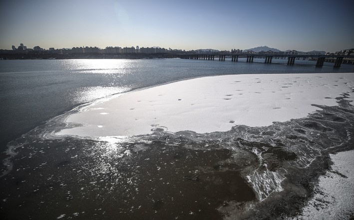 영하권 날씨가 이어진 지난 18일 오전 서울 성동구 동호대교 인근 한강이 얼어있다.