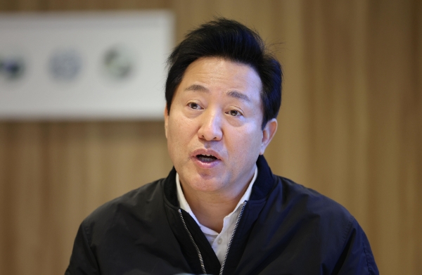 오세훈 서울시장이 서울시청 집무실에서 연합뉴스와 신년 인터뷰를 하고 있다./ 연합뉴스