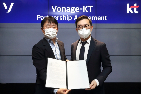 26일 진행된 보니지와의 협력 체결식 이후 KT 민혜병 Enterprise서비스DX본부장(왼쪽)과 보니지 존 리 아시아태평양 대표가 기념촬영을 하는 모습 / 사진 제공 = KT