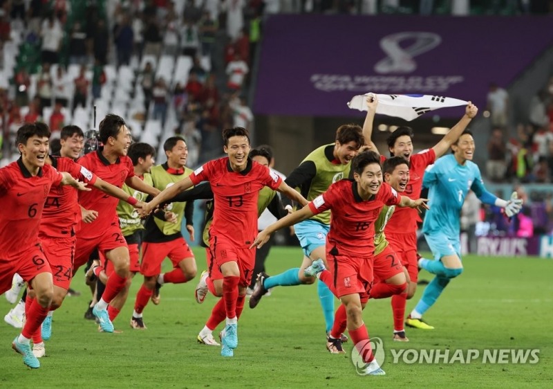 한국 축구 대표팀이 카타르 월드컵 16강 진출을 확정한 후 그라운드를 달리며 기뻐하고 있다. [사진=연합뉴스]  