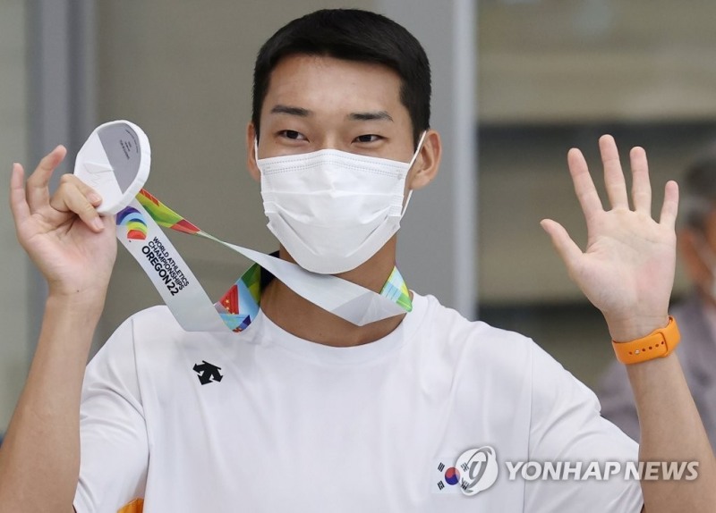 한국 육상 첫 '세계선수권대회 은메달'을 획득한 남자 높이뛰기 우상혁[사진=연합뉴스] 