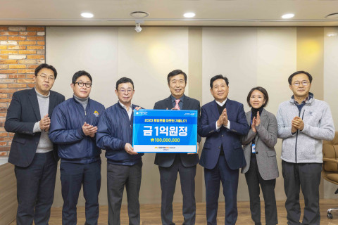왼쪽부터 서초구청 손용준 복지정책과장, KCC글라스 한상훈 ESG경영팀장, KCC글라스 독고진 상무, 전성수 서초구청장, KCC글라스 유종균 상임고문, 서초구청 장우정 복지자원팀장, 서초구청 박재원 정책협력특보가 ‘2023 희망온돌 따뜻한 겨울나기’ 성금 전달식에서 기념 촬영을 하고 있다
