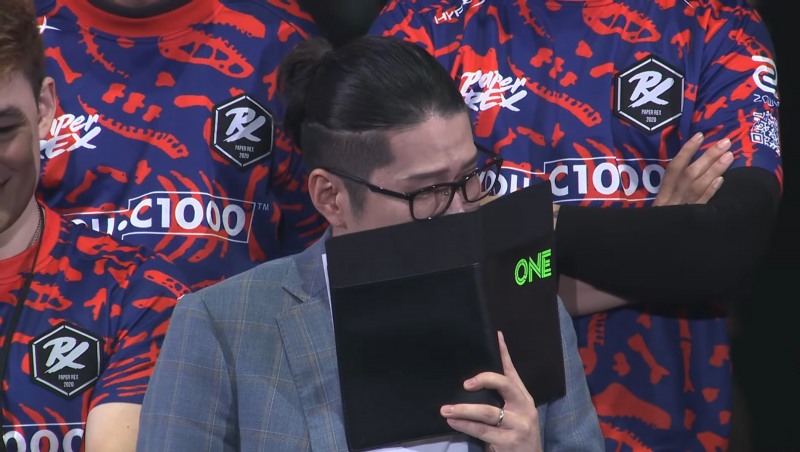 오열하는 호스트 'OooDa' 오카가미 테츠야(이미지=발로란트 일본 방송)