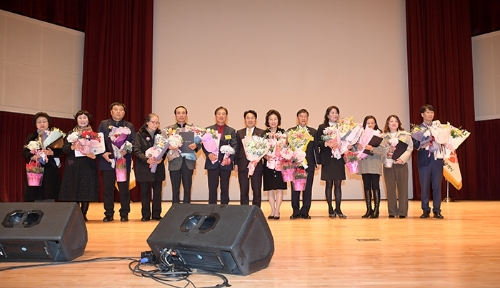 강기정 광주광역시장이 27일 오후 시청 대회의실에서 열린 2022 광주자원봉사자대회에 참석하여 유공자 표창을 한 후 기념촬영을 하고 있다. (사진제공 = 광주광역시)