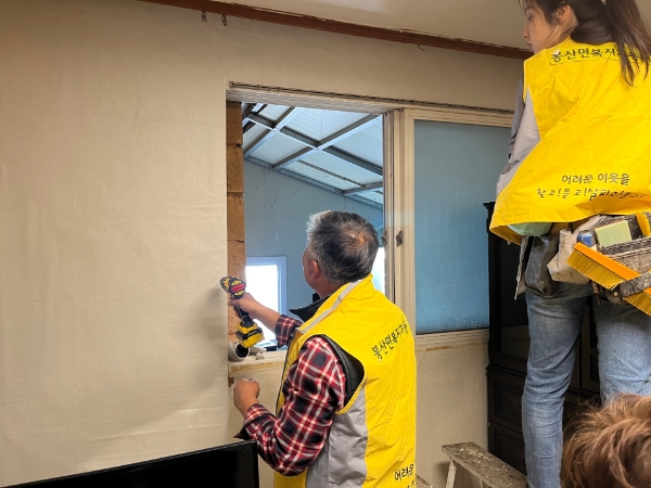 우리동네 복지기동대 자원봉사자들이 주거환경개선 활동을 하고 있다 (사진제공 = 담양군)