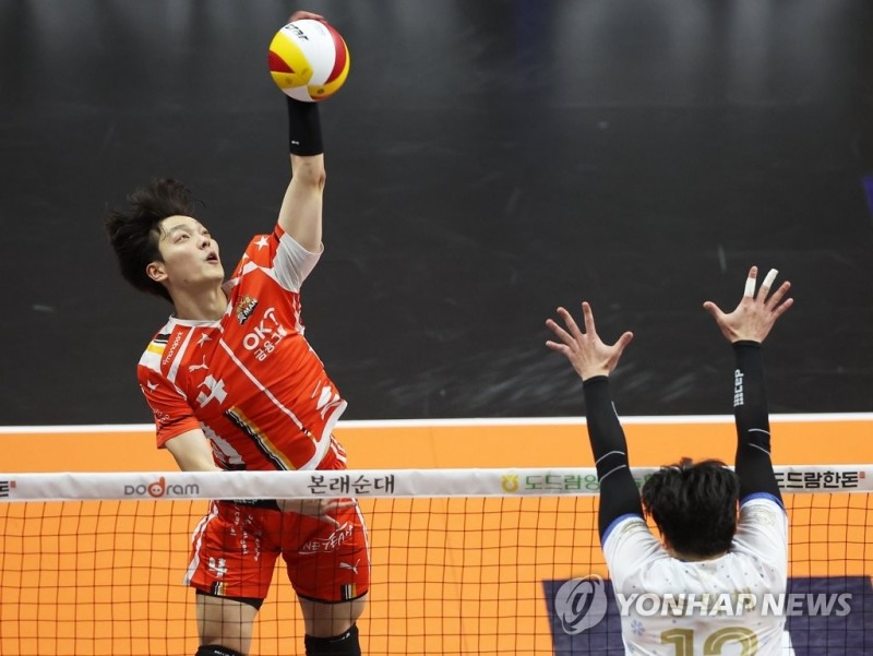 (안산=연합뉴스) 21일 경기도 안산상록수체육관에서 열린 프로배구 V리그 남자부 OK금융그룹과 우리카드의 경기. OK금융그룹 조재성이 공격하고 있다.