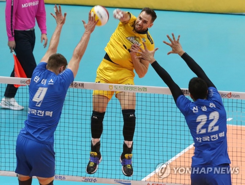 (의정부=연합뉴스) 27일 경기도 의정부체육관에서 열린 프로배구 도드람 2022-2023 V리그 KB손해보험-한국전력 경기에서 안드레스 비예나가 강스파이크를 날리고 있다.