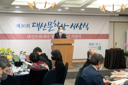 지난 1일 서울 중구 한국프레스센터에서 열린 '대산문화재단 창립 30주년 기념식 및 제30회 대산문학상 시상식'에서 신창재 교보생명 회장(대산문화재단 이사장)이 인사말을 하고 있다. / 사진 제공 = 교보생명