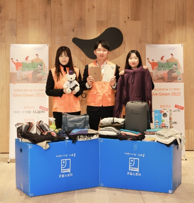 한화생명이 의류∙잡화∙도서∙가전 등 사용하지 않는 임직원의 물품을 기증하는 ‘기브 그린(GIVE GREEN)’ 캠페인을 지난 5일(월)부터 20일(화)까지 진행했다. 캠페인에 참여한 한화생명 임직원은 140여명, 기증 물품은 5,800여점(1,500만원 상당)이다. 한화생명 직원들이 28일(수) 기증 물품을 들고 기념촬영을 하고 있다. / 사진 제공 = 한화생명