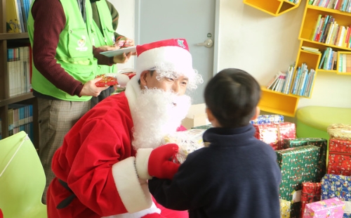 희망조약돌 홍보대사 유튜버 카준형이 대상자 아동에게 크리스마스 선물을 전달하고 있다. / 사진 제공 = 희망조약돌