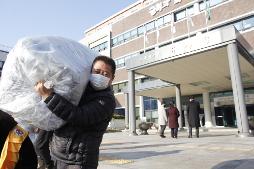 '2022 따뜻한 겨울나기 겨울이불 나눔' 행사 모습 / 사진 제공 = 대한적십자사