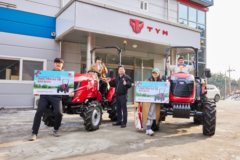 TYM 충북지역본부장과 청년 농부들이 기념사진을 촬영하고 있다(사진제공: TYM)