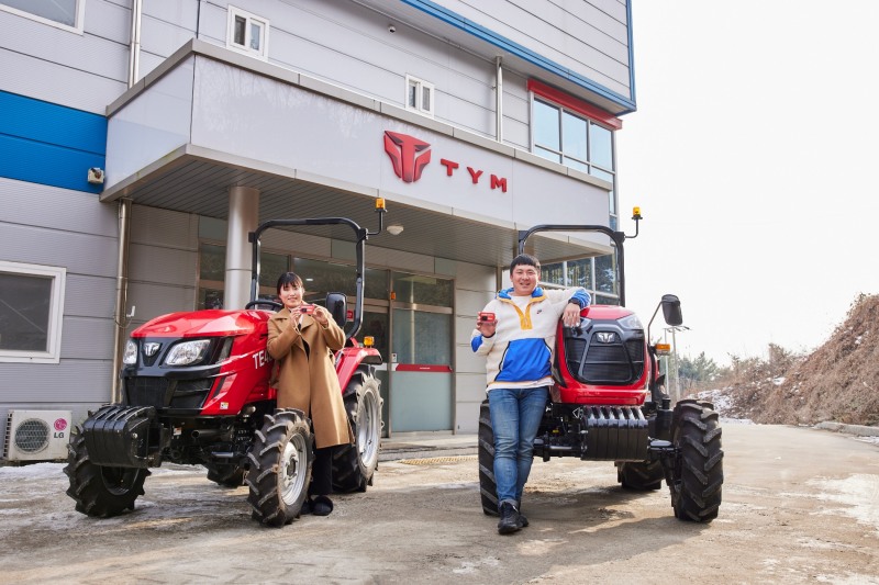 TYM 충북지역본부에서 청년 농부들이 기념사진을 촬영하고 있다(사진제공: TYM)