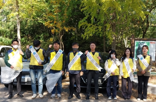 청렴캠페인을 진행 중인 한전KPS광주전남전력지사 직원들의 모습 / 사진 제공 = 초록우산어린이재단