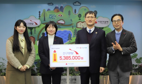 지난 28일 서울시 중구 사랑의열매 회관에서 신구덴탈 기부금 전달식이 진행됐다. (전달판을 들고 있는 왼쪽부터 신구덴탈 이용림 대표, 사랑의열매 이정윤 전략모금본부장, 김효진 기획조정본부장) / 사진 제공 : 사랑의열매