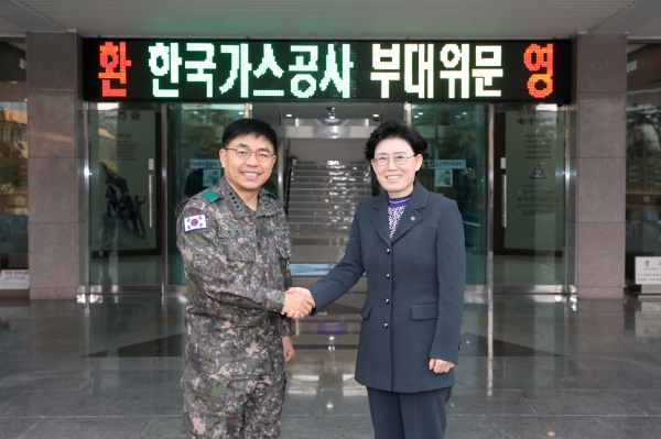 한국가스공사 최연혜 사장은 12월 28일 대구 수성구 제2작전사령부를 찾아 국군 장병 위문 행사를 가졌다.(오른쪽 최연혜 가스공사사장, 왼쪽 신희현 제2작전사령부 사령관) / 사진 제공 : 가스공사