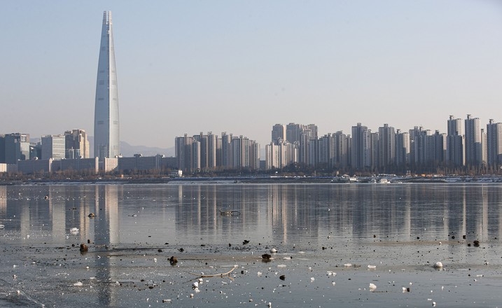 추위가 계속되고 있는 지난 25일 오후 서울 광진구 뚝섬 한강공원 주변 한강이 얼어있다. 기상청은 25일 공식 관측 지점인 한강대교 교각 두 번째와 네 번째 사이 결빙이 관측됐다고 밝혔다. 올해 한강 결빙은 평년보다 16일 빠르게 관측됐다.