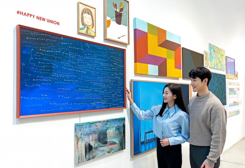 사진=삼성전자, 삼성전자 모델이 현대미술 작가들의 축제 '2022 유니온 아트페어'에서 라이프스타일 TV '더 프레임'을 활용한 디지털 아트 작품을 소개하고 있는 모습