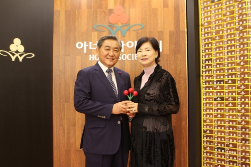 김준식 ㈜조선내화 부회장(왼쪽)과 그의 아내 이길자(오른쪽) 씨가 아너 소사이어티 가입식에 참석하여 기념 촬영하는 모습 (2019년 10월 1일) / 사진 제공 = 사랑의열매