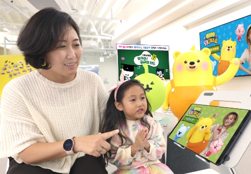 LG유플러스는 키즈 전용 OTT 서비스 ‘아이들나라’를 통해 인기 크리에이터와 콜라보하여 제작한 신규 오리지널 콘텐츠를 선보였다고 29일 밝혔다. 사진은 LG유플러스 모델이 아이들나라를 이용하고 있는 모습. / 사진 제공 = LG유플러스