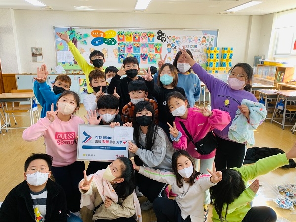 사진 : 국제구호개발NGO 굿피플은 플리마켓 운영 수익금 전액을 기부한 고령초등학교 학생들에게 ‘좋은 학생, 좋은 기부’ 현판을 전달했다. / 굿피플 제공
