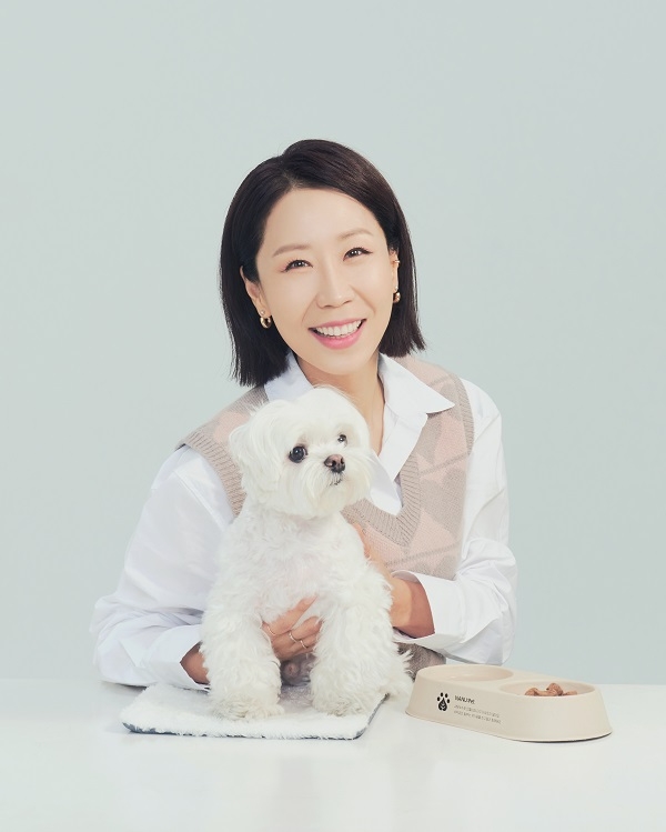 친환경 용기 개발 기업 ㈜나누가 방송인 정선희와 함께 월드비전에 기부했다. (사진 제공=나누)