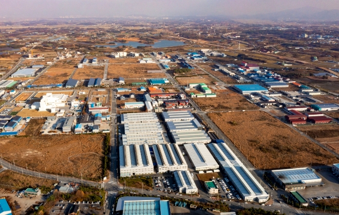 ㈜두산은 전라북도 김제에 위치한 지평선산업단지 내 8만2211㎡(약 2만4860평) 부지에 건축면적 1만3000㎡ 규모의 하이엔드 FCCL 생산라인 공장을 착공했다고 29일 밝혔다. 사진은 전라북도 김제에 설립되는 ㈜두산 하이엔드 FCCL 생산라인 공장 부지 전경. (사진 = ㈜두산 제공)