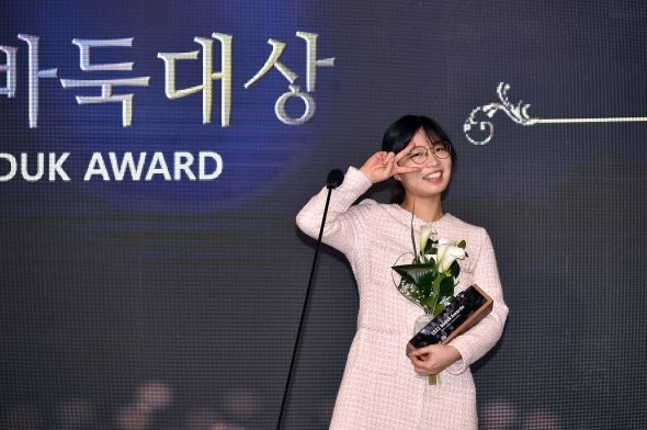 최정 9단은 여자기사상을 비롯해 네티즌 투표로 결정된 인기기사상, 승률상, 연승상을 각각 수상했다.