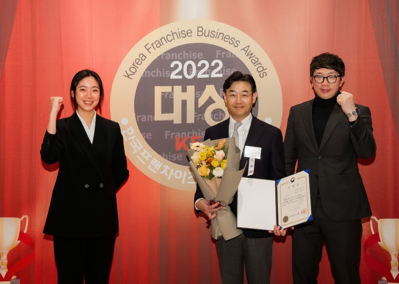 생활맥주 임상진 대표(가운데)와 직원들이 수상 후 기념촬영하고 있다. 사진 제공=㈜데일리비어