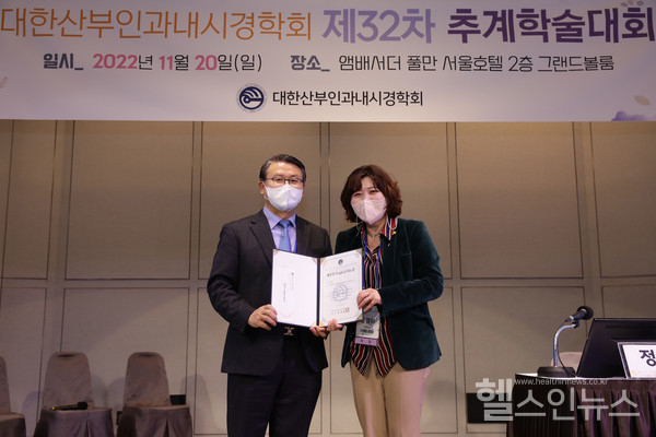 이대목동병원정경아로봇수술센터장(왼쪽)