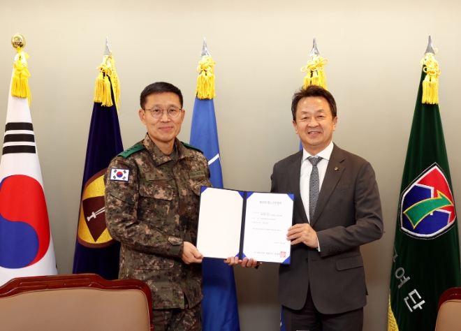대우건설은 지난 28일 서울시 관악구에 위치한 수도방위사령부에 방문해 국군 장병들을 격려하고 위문금 3000만원을 전달했다고 30일 밝혔다. 사진은 수방사령관 김규하 중장(왼쪽)과 대우건설 백정완 사장(오른쪽)이 위문금 전달 후 기념촬영을 하고 있는 모습.