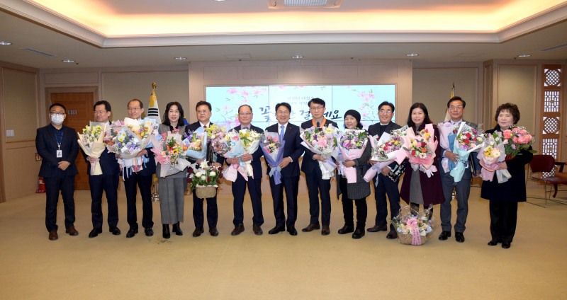 강기정 광주광역시장이 30일 오전 시청 비즈니스룸에서 열린 2022년 하반기 공무원 퇴임식에 참석해 정부 훈‧포장과 공로패를 전수한 후 기념촬영을 하고 있다 (사진제공 = 광주광역시)